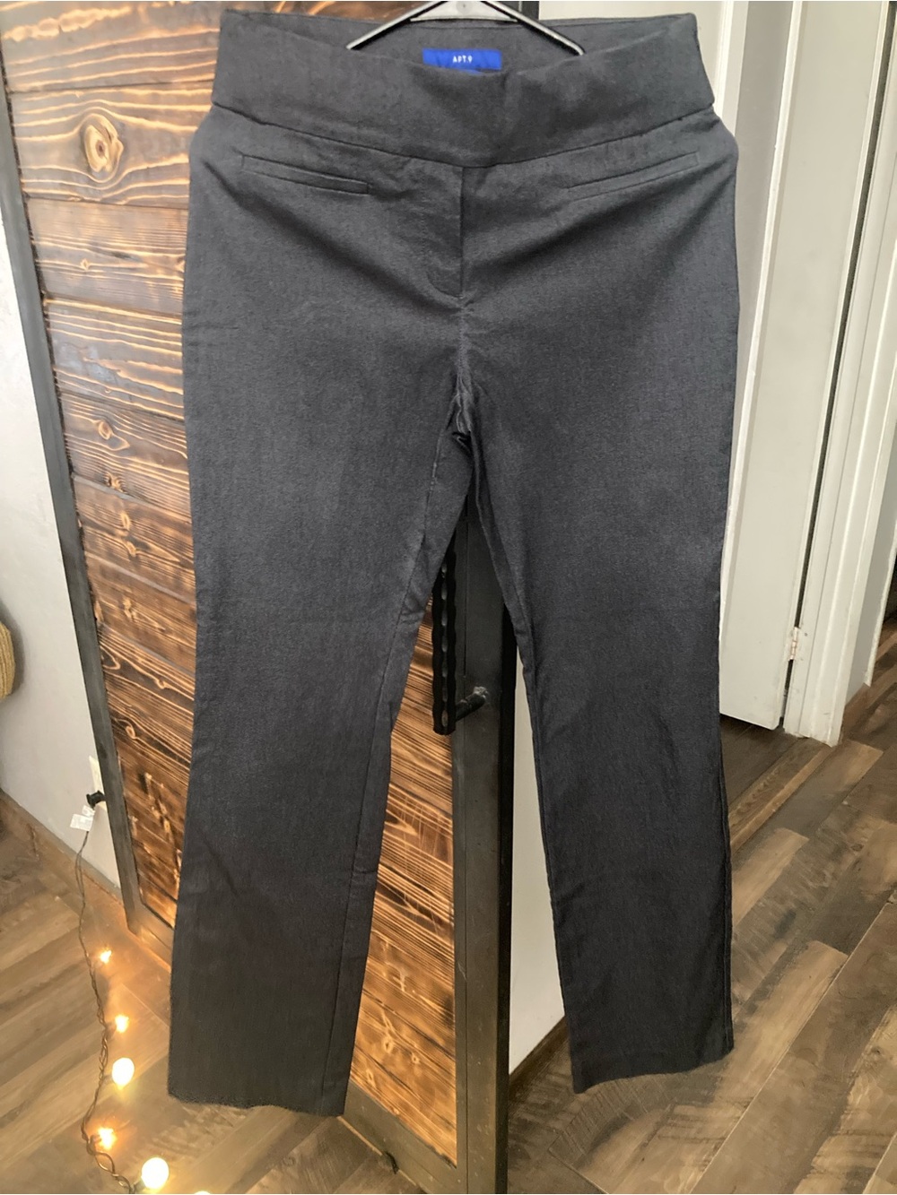 Woman’s Pants Size 8 Apt 9